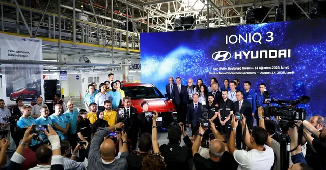 Ceremonie de lancement de la production de la Hyundai Ioniq 3 a l usine d Izmit en Turquie le 14 aout 2026, avec le modele rouge devant le panneau IONIQ 3