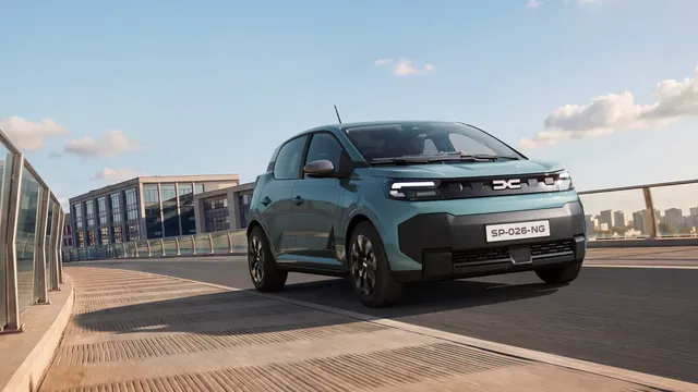 Nouvelle Dacia Spring 2026 électrique de couleur bleu-vert en ville