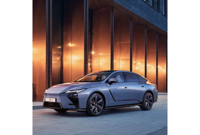 Lexus ES 2026, berline premium hybride et électrique, vue trois quarts avant