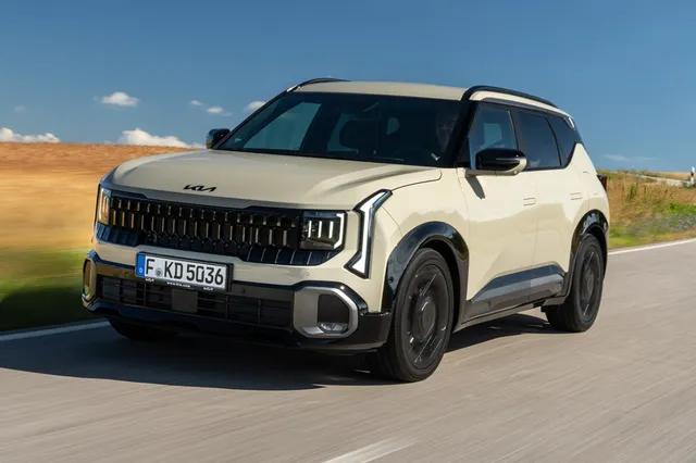 Kia Seltos 2026 hybride de trois quarts avant sur route
