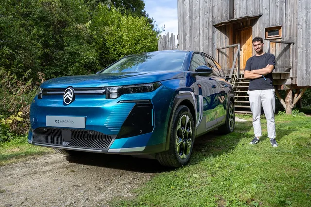 Citroën C5 Aircross Émeraude en teinte Bleu Émeraude, garée en extérieur en Bretagne