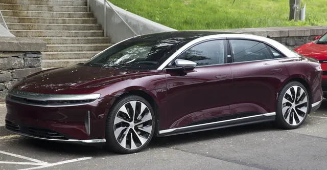 Lucid Air Grand Touring, berline électrique rouge foncé, vue de trois quarts avant