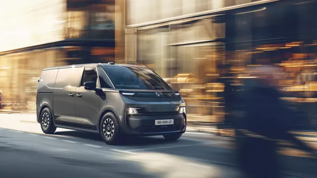 Le nouveau Renault Trafic Van E-Tech électrique 2026 roulant en ville