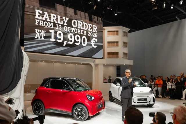 La Smart #2 électrique rouge et blanche présentée au Mondial de l'Auto de Paris 2026