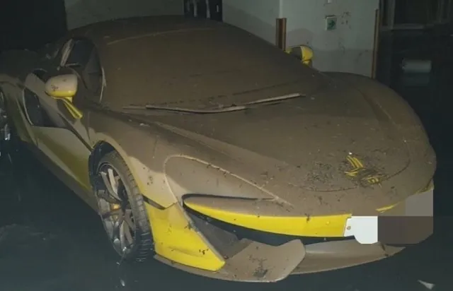 Un garage entier de supercars inondé