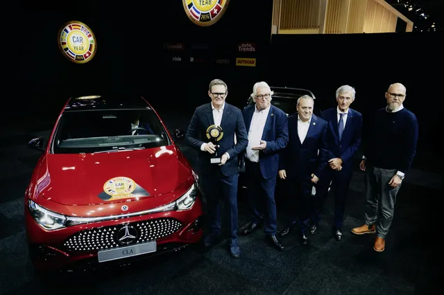 La Mercedes CLA électrique rouge à côté du trophée Voiture de l'Année 2026
