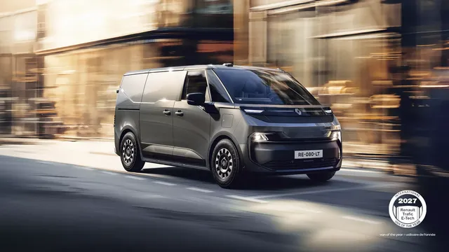 Nouveau Renault Trafic Van E-Tech electric en ville, badge Van of the Year 2027