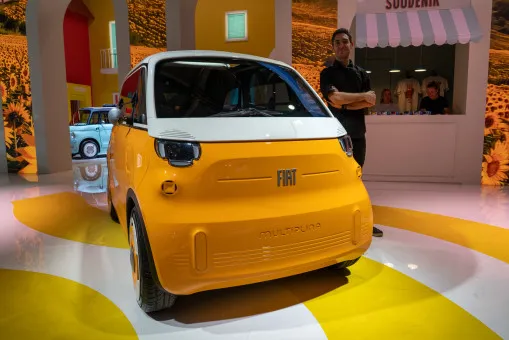Le concept Fiat Multiplina, voiturette électrique jaune et blanche à quatre places, exposé au Mondial de l'Auto de Paris 2026