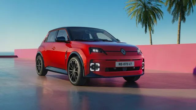 Renault 5 E-Tech électrique de couleur Rouge Flamme, trois quarts avant