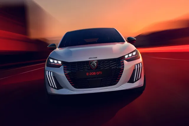 Peugeot e-208 GTi 2026 blanche de face, phares à griffes allumés, sur route au coucher du soleil