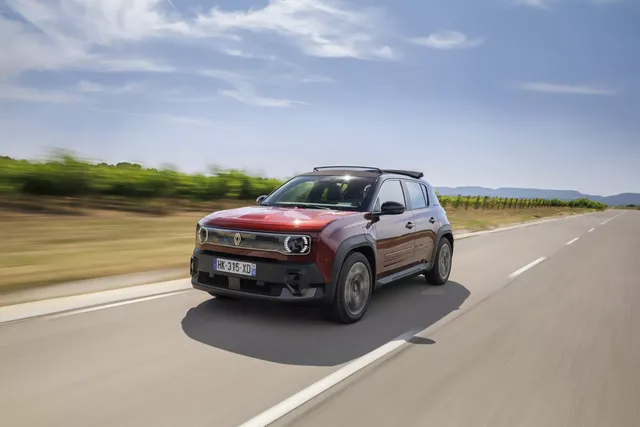 Renault 4 E-Tech Plein Sud avec son toit en toile ouvert