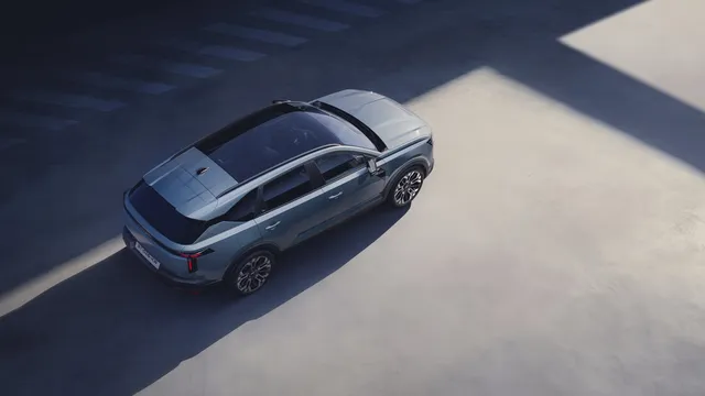 Le Dacia Striker 2026, break familial surélevé de 4,62 m, vu de trois quarts arrière