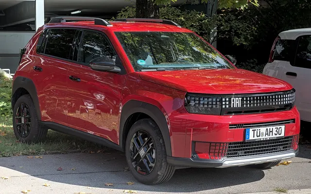 Fiat Grande Panda rouge vue de trois quarts avant, la citadine du segment B