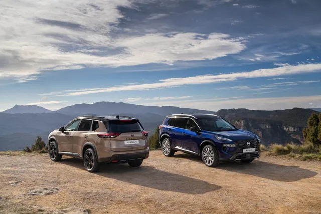 Nissan X-Trail restylé 2026, deux exemplaires face à un paysage de montagne