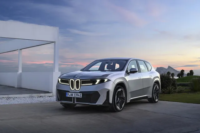 BMW iX3 40 électrique gris de trois quarts avant