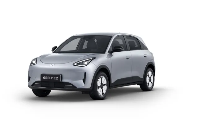La Geely E2, citadine électrique chinoise, de trois quarts avant sur fond blanc