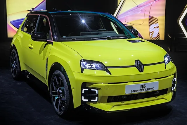 Renault 5 E-Tech 100% électrique jaune, vue trois quarts avant