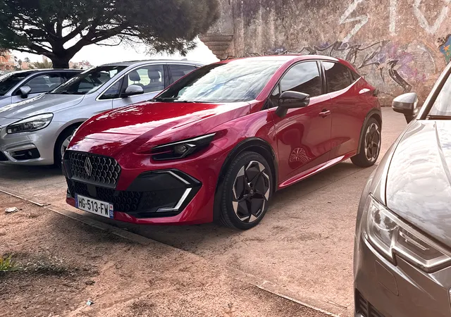 La Renault Clio 6 rouge de trois quarts avant, nouvelle calandre et signature lumineuse