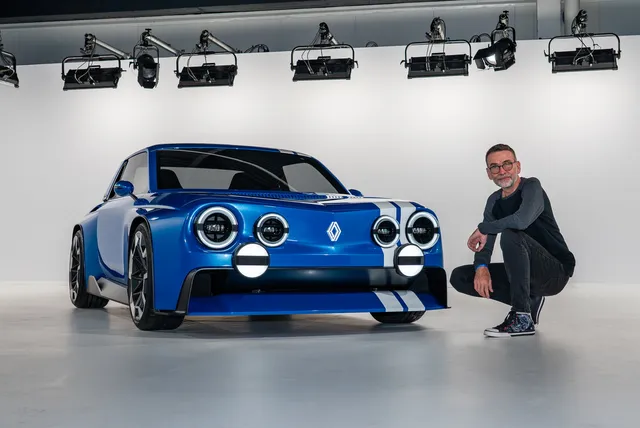 Renault 8 Gordini Concept électrique bleu à bandes blanches et six phares ronds, un homme accroupi à côté