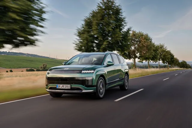 Hyundai Ioniq 9, grand SUV électrique 7 places, vue 3/4 avant sur route de campagne