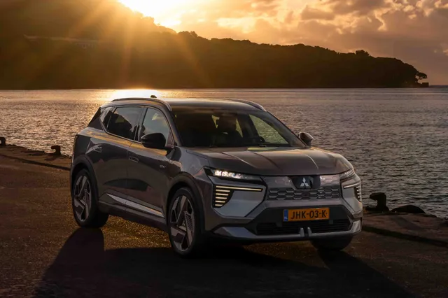 Mitsubishi Eclipse Cross électrique 2026 grise de trois quarts avant, au bord de l'eau au coucher de soleil