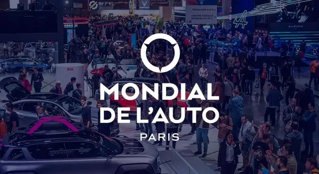 Visuel officiel du Mondial de l'Auto de Paris, foule dans les allées du salon Porte de Versailles