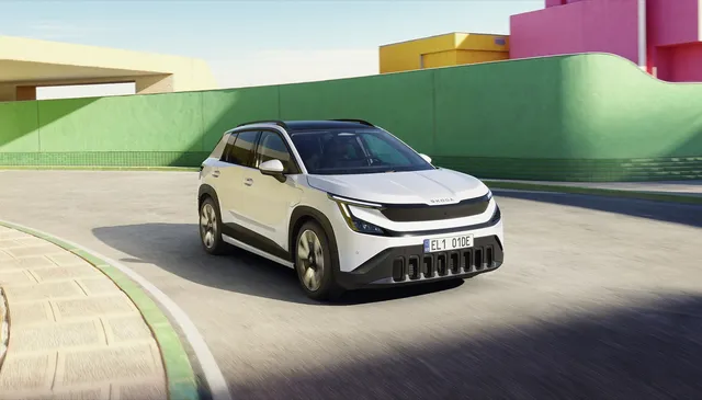 Skoda Epiq blanc, petit SUV électrique, en ville