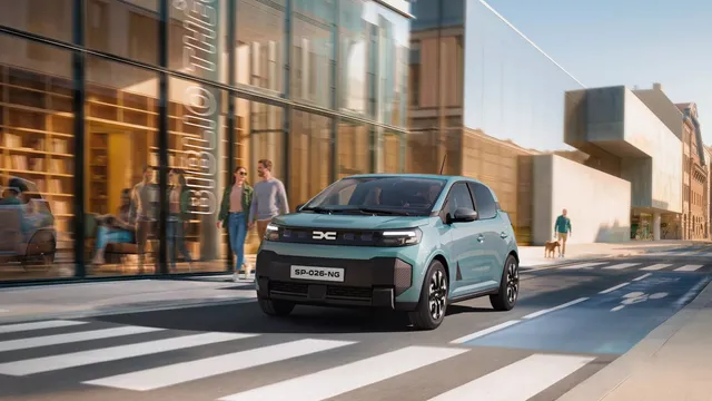 Dacia Spring 2026 bleu clair de deuxième génération en ville, vue trois quarts avant