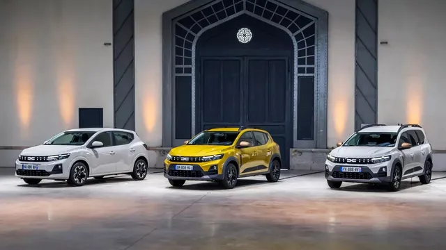 La Dacia Sandero 2026 en version hybride, vue de trois quarts avant
