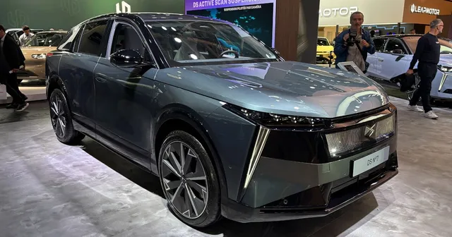 Le DS N°7 exposé sur le stand DS au Mondial de l'Auto 2026 à Paris