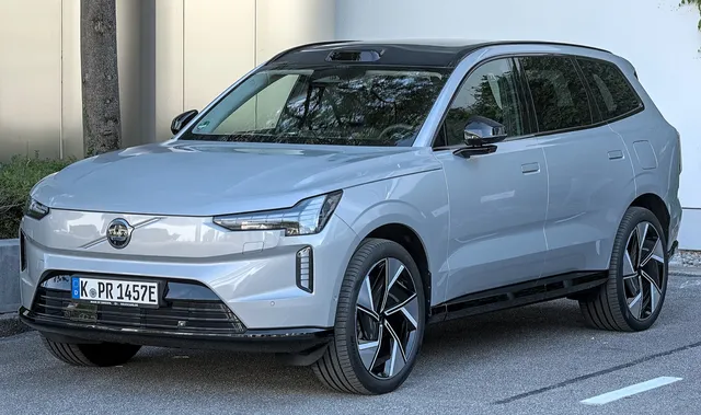 Volvo EX90 gris vu de trois quarts avant, avec le module lidar visible en tete de toit