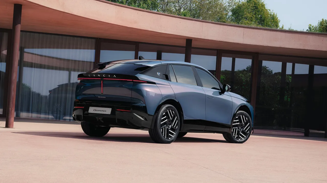 Lancia Gamma, SUV fastback électrique, vue arrière trois quarts