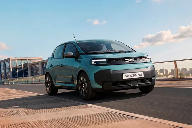 Nouvelle Dacia Spring 2026 électrique de couleur bleu-vert de trois quarts avant en ville
