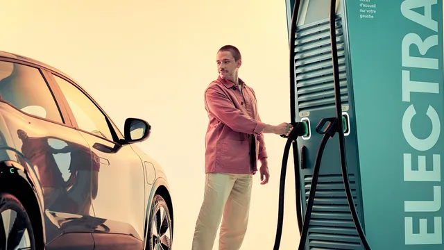 Un automobiliste recharge sa voiture électrique à une borne rapide Electra