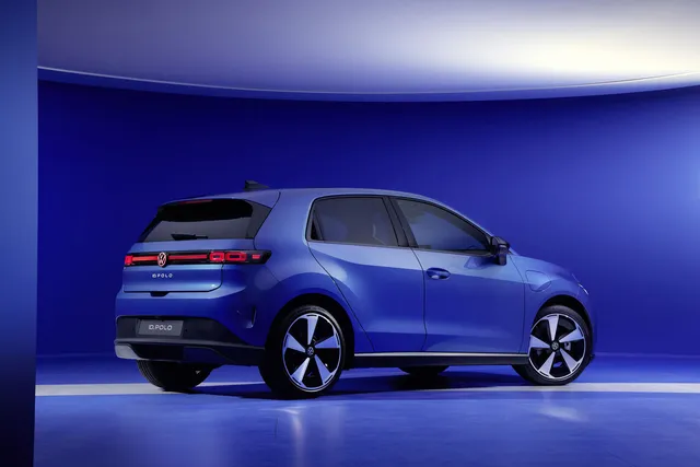 Volkswagen ID. Polo électrique bleue, vue de trois quarts arrière