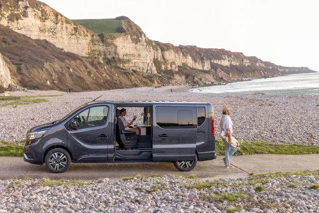 Renault Trafic Escapade, van aménagé sept places vu de trois quarts avant