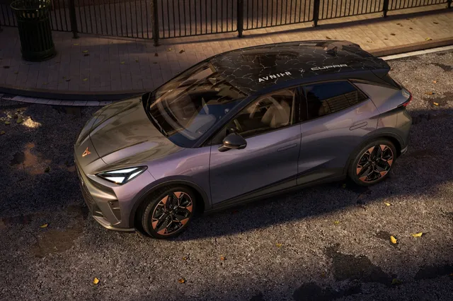 Cupra Raval, citadine électrique, en série limitée AVNIER vue de haut dans une rue