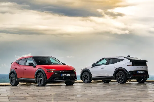 Hyundai Ioniq 3 électrique, versions rouge et blanche, de profil