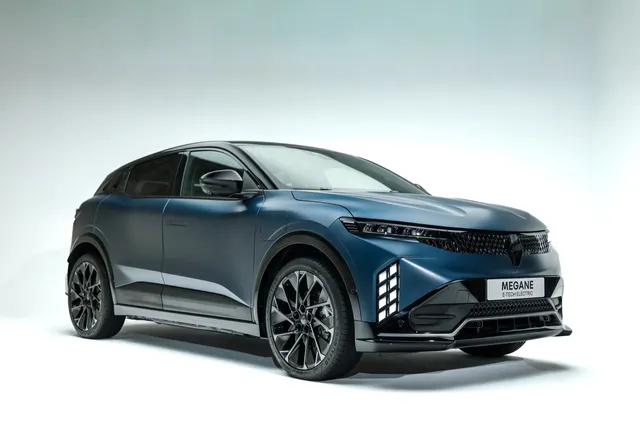 Renault Mégane E-Tech électrique restylée 2026, trois quarts avant en studio