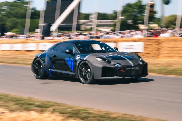Le prototype Alpine A110 Future camoufle lors de sa montee au Goodwood Festival of Speed 2026