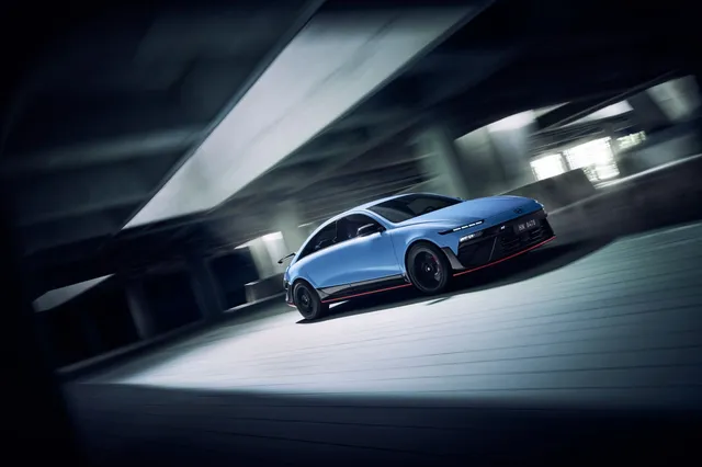 Hyundai Ioniq 6 N bleue Performance Blue en mouvement, vue avant trois quarts