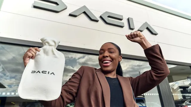 Dacia vanne BMW et offre des bouillottes à ses clients