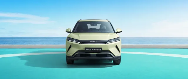 BYD Atto 2, petit SUV électrique vu de face, coloris vert clair