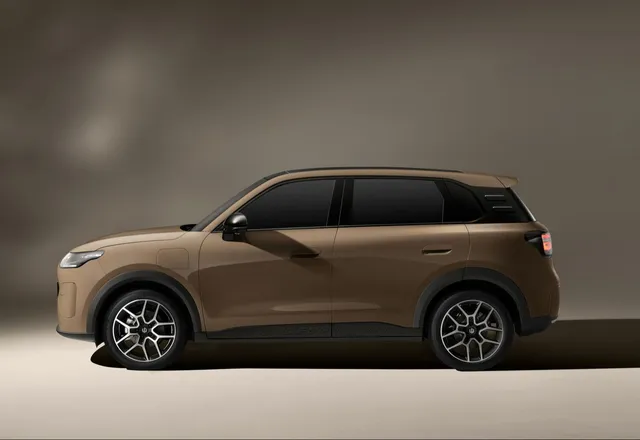 Leapmotor B03X électrique brun, vue de profil, SUV urbain distribué par Stellantis en France