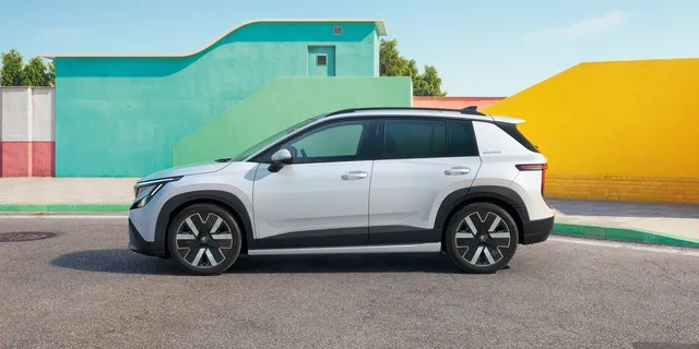 Le Skoda Epiq 2026, petit SUV électrique, de profil devant des façades colorées