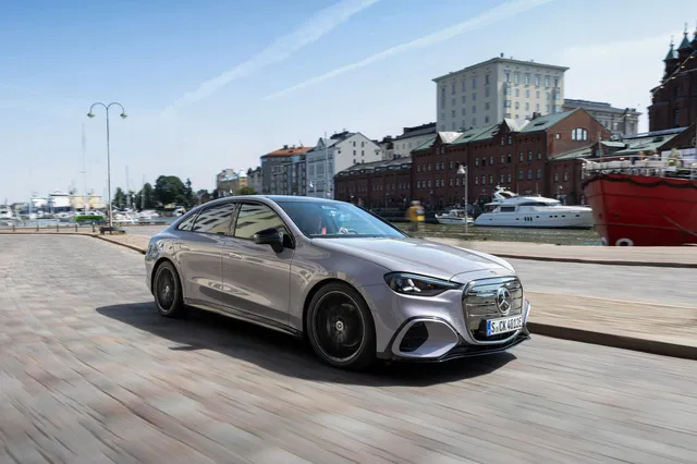 Mercedes Classe C électrique 2026, berline argentée de trois quarts avant en ville