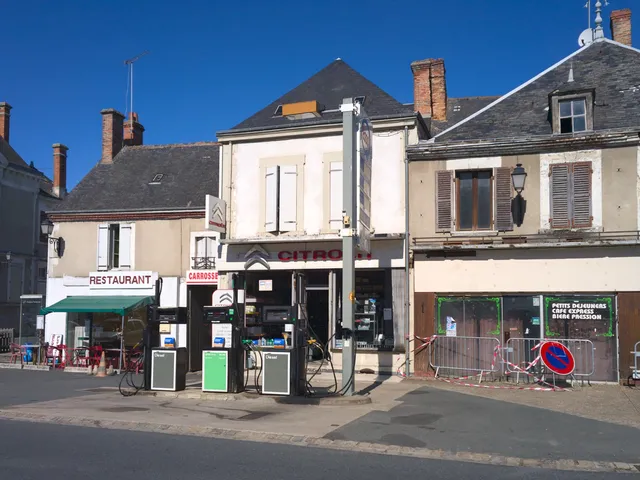 Pompes Diesel et SP95-E10 d'une petite station-service de village en France