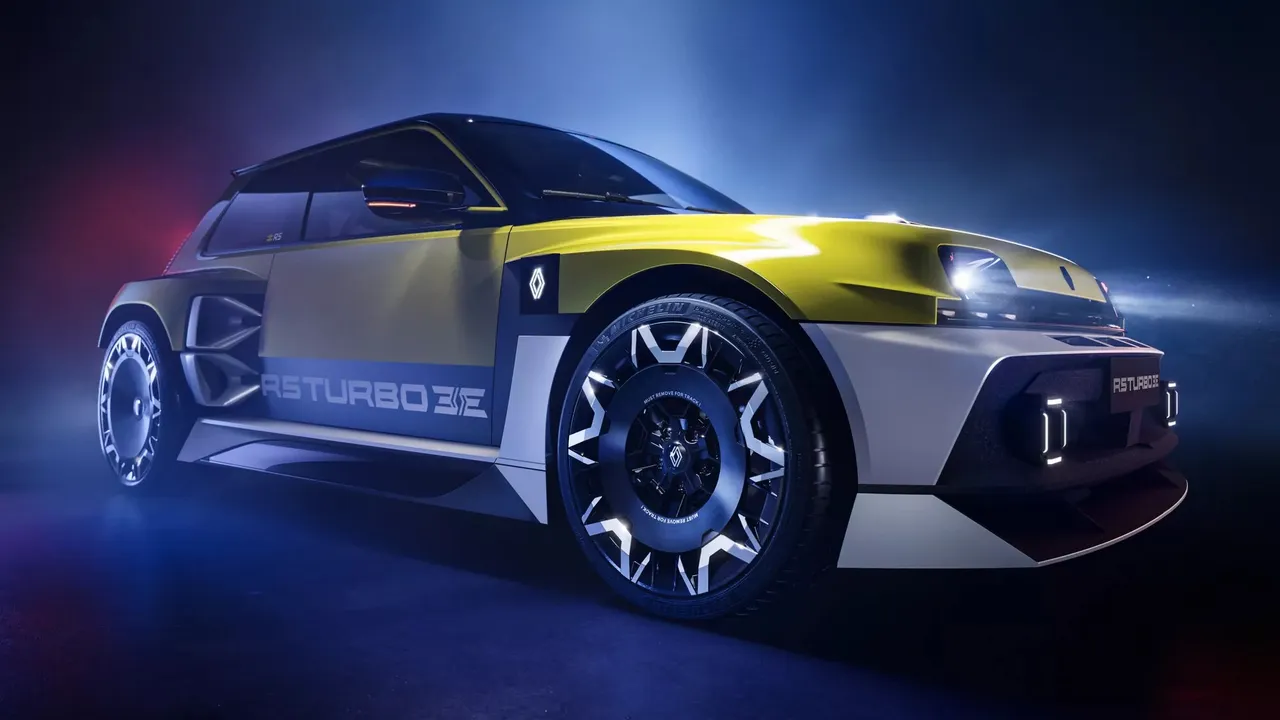Renault 5 Turbo 3E électrique, livrée jaune et bleue, de trois quarts avant