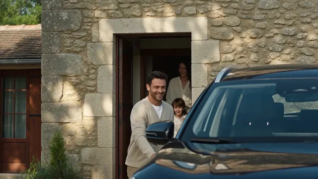 SUV Chery garé devant une maison en pierre, une famille sortant pour le rejoindre