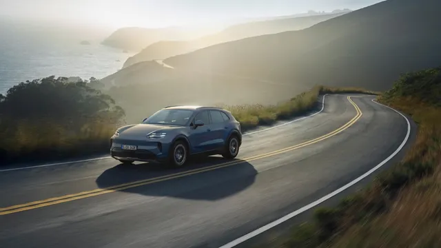 Porsche Cayenne électrique, SUV bleu sur une route côtière